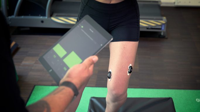 Frau trainiert mit Sensoren und myoact App